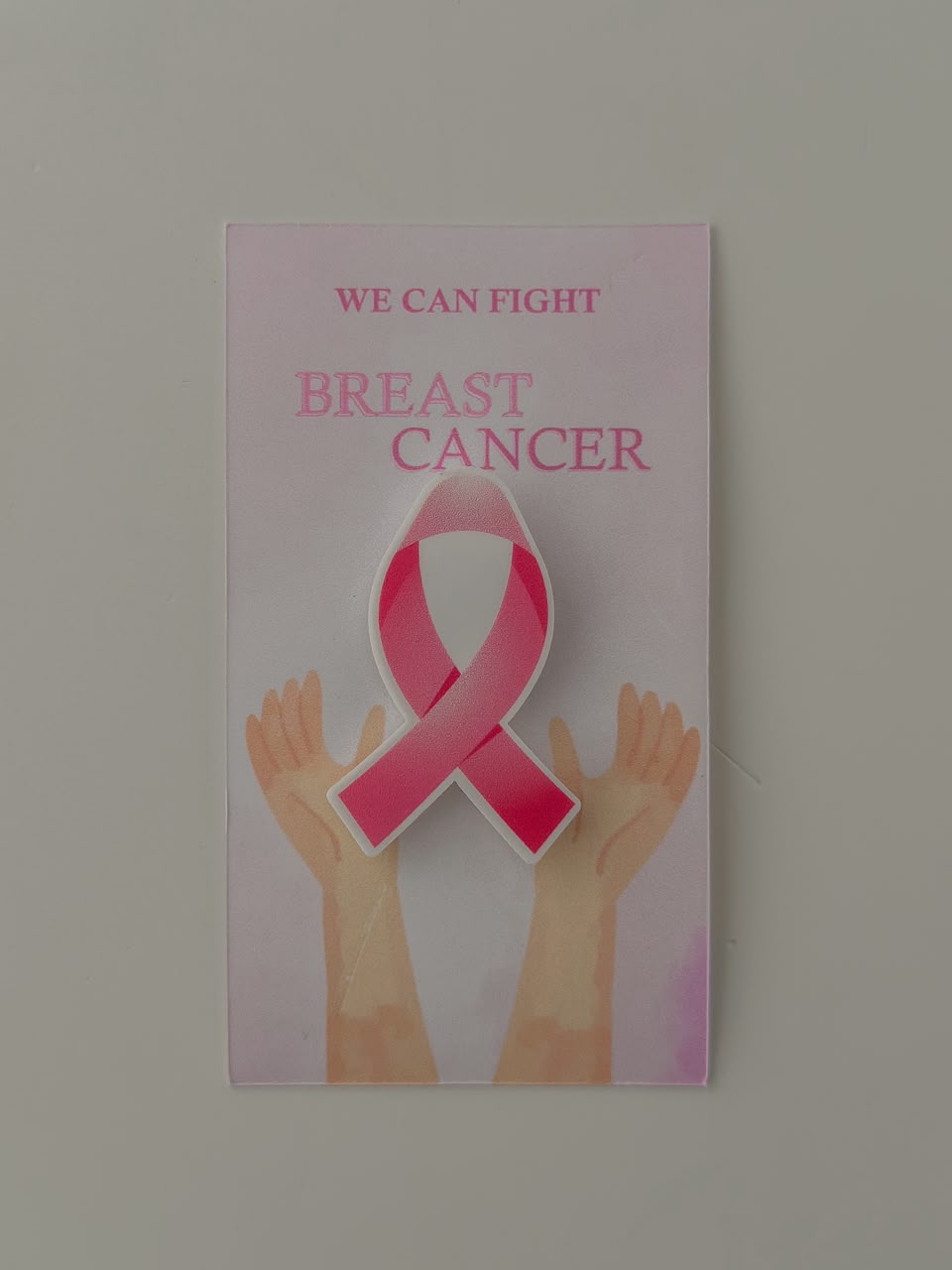 بطاقة ورقية توعوية مع بروش الشريط الوردي - (WE CAN FIGHT BREAST CANCER)